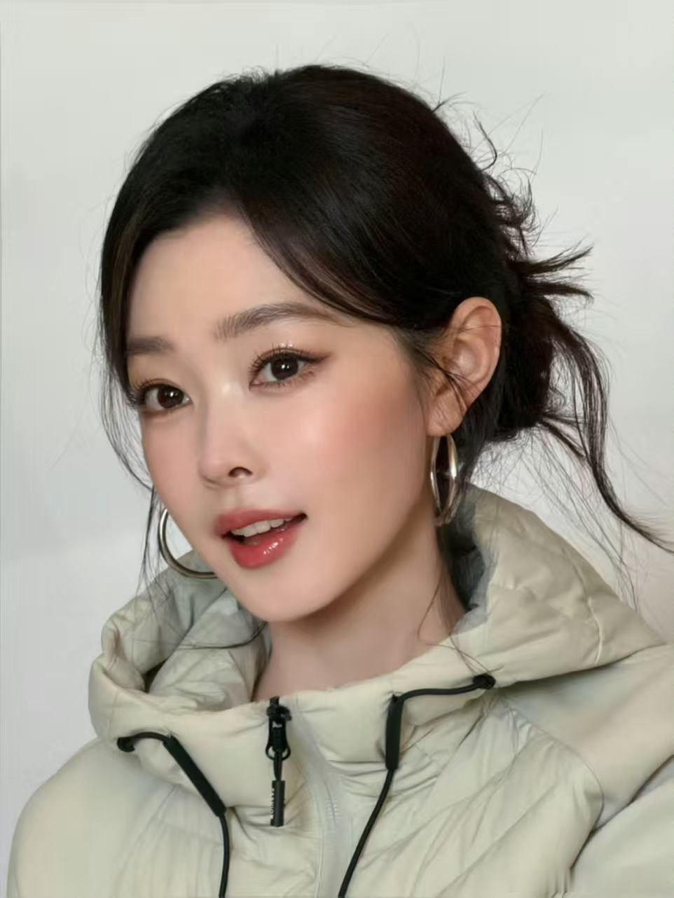 宋轶穿羽绒服直播宋轶羽绒服直播穿羽绒服直播美成这个样子 ​​​