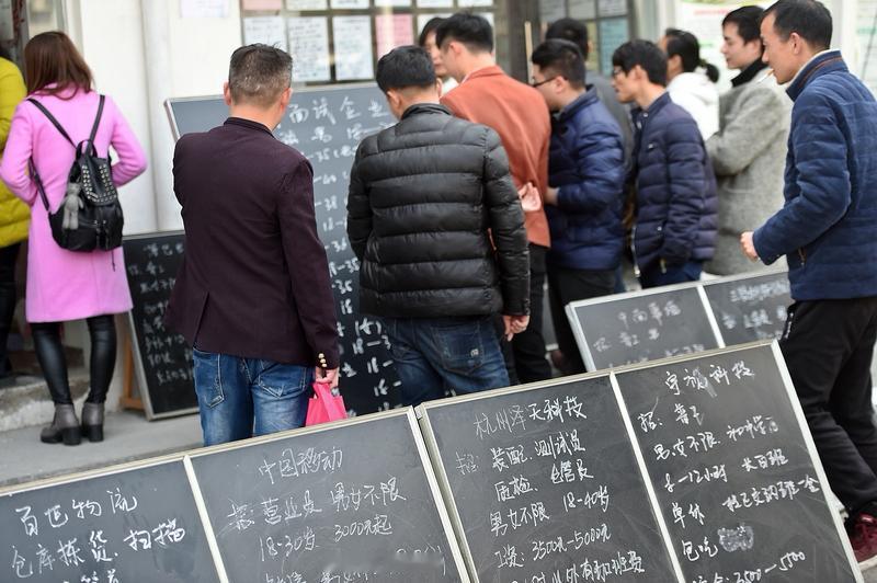 今年56岁，连着在外奔波两天找活，两条腿酸得抬不起来，跑遍各处依旧没找到合适工作
