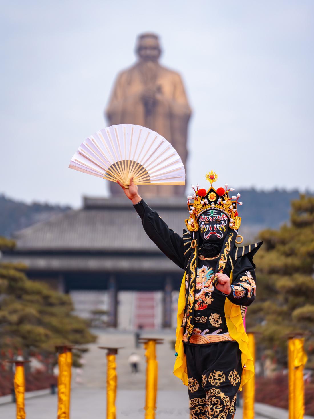 正月里都是年，尼山圣境的新春年味也持续到元宵节，高杆不倒翁、大环舞、口叼平衡等民