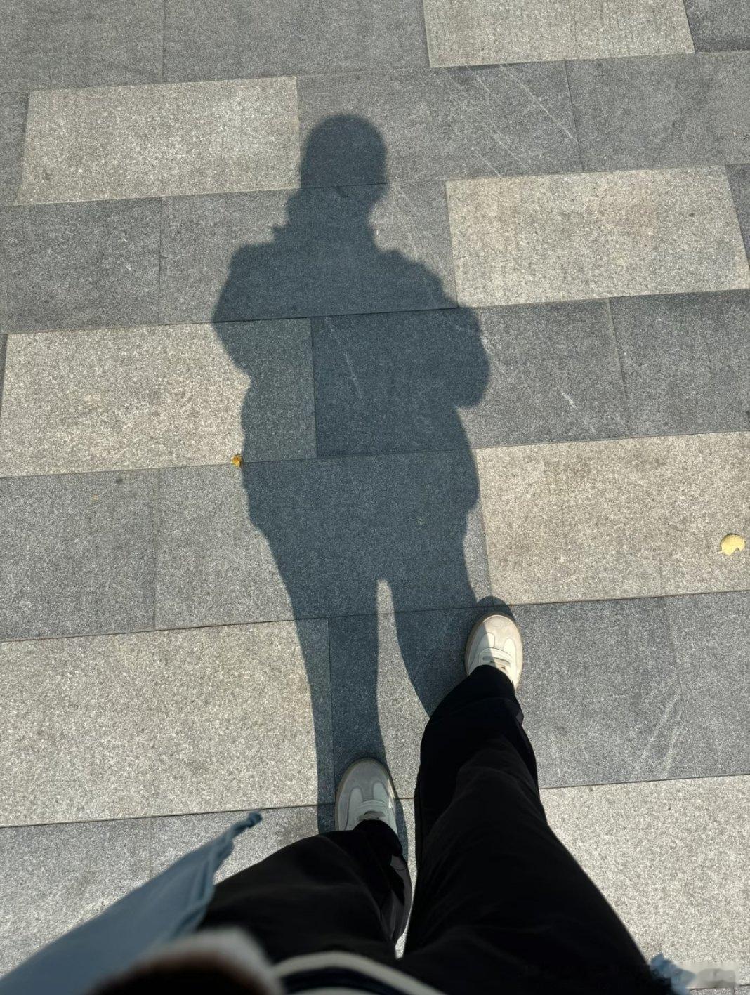 试过一次空手出门就知道有多爽从前出门总要大包小裹，钥匙钱包零碎物件塞满口袋，身上