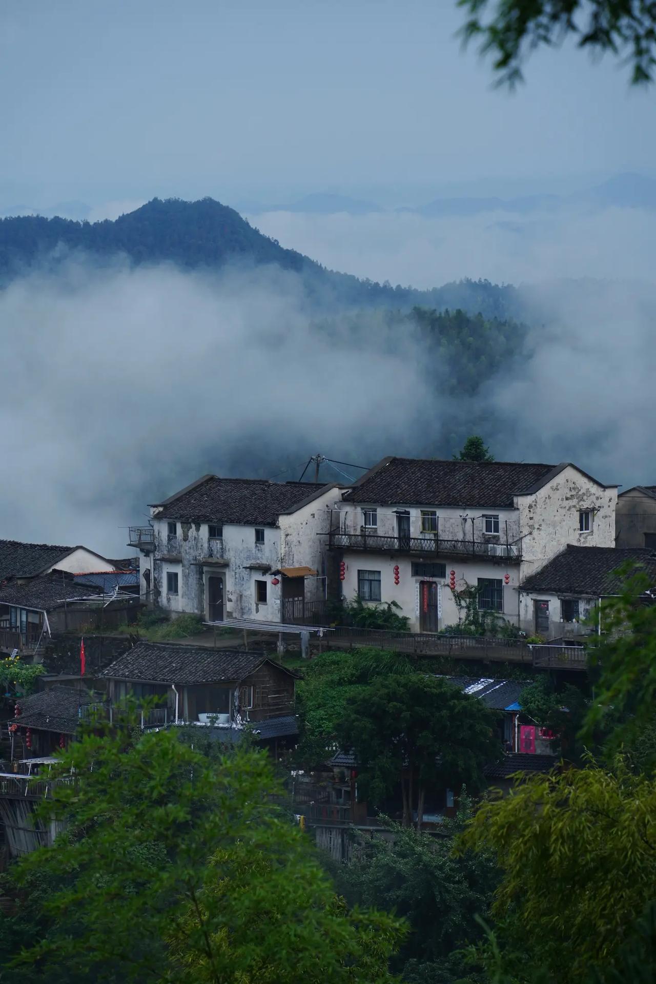 昨晚我和一位朋友聊了会儿天，这位朋友的孩子和我家孩子是同班同学。他们家孩子原先成
