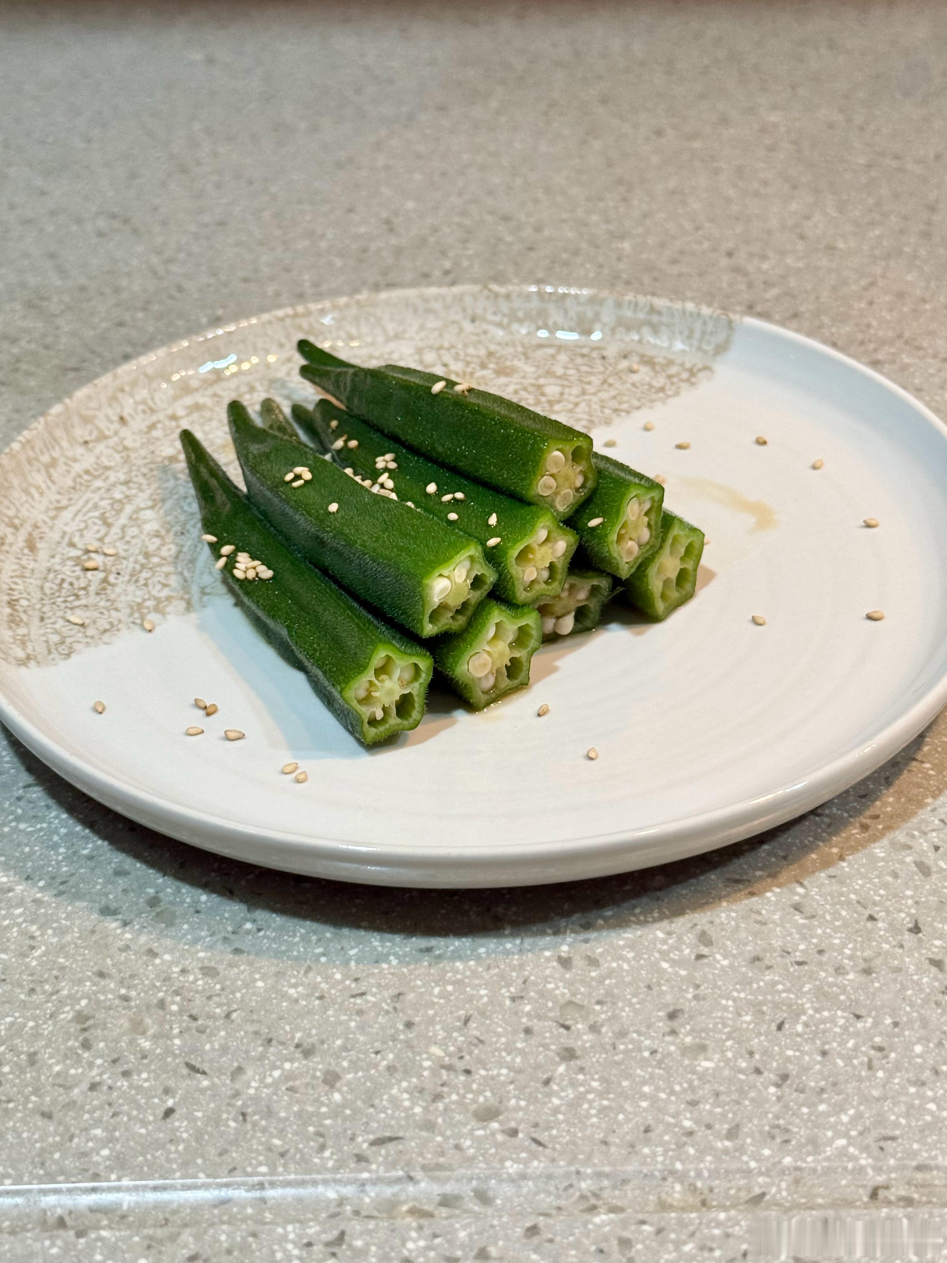 今日份午餐🍱｜蒸崇明水果秋葵，三文鱼焖饭和椰子饼🥥饭爷的健康食话