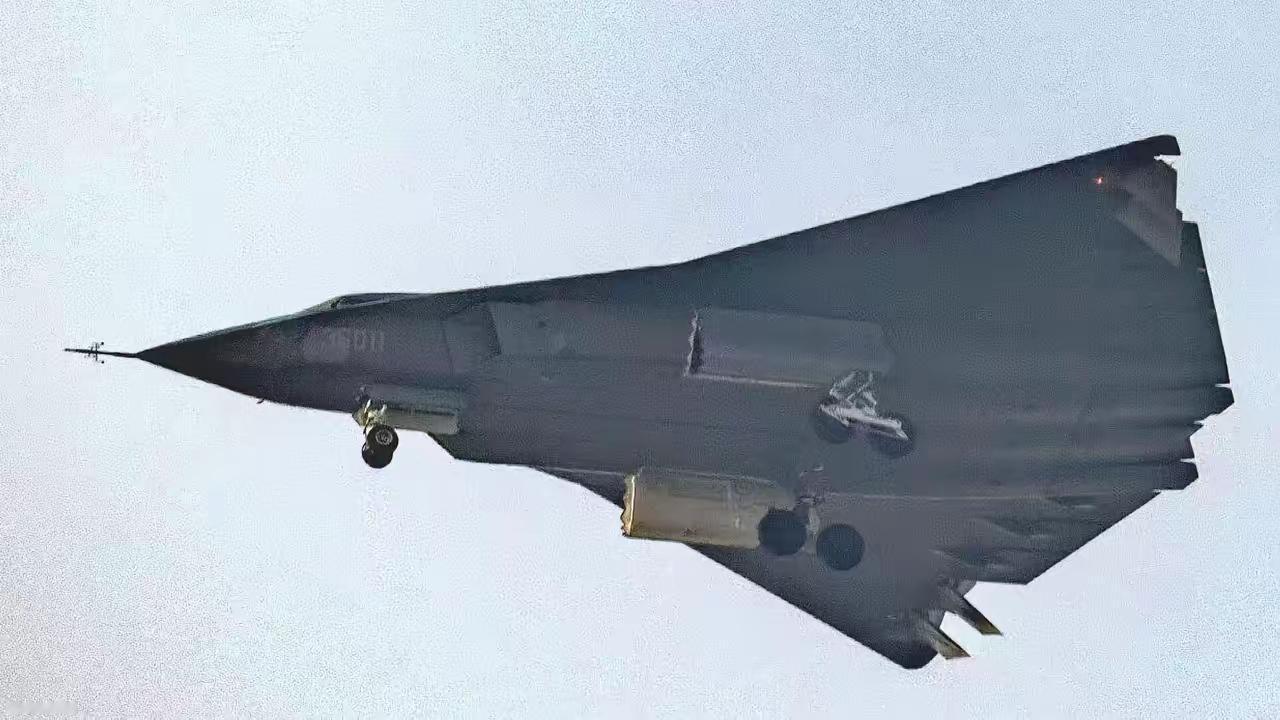 快报快报！

第二架歼-36升空，美媒：美国进度太快，中国急了  
11月4日消