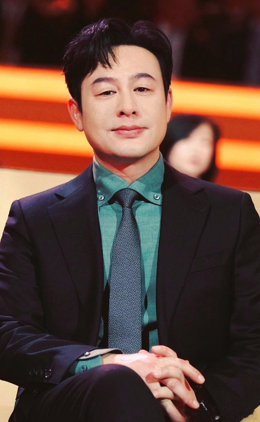 #全世界最好的张颂文# 星河滚烫你是人间理想，夜风寒凉你是人间火光。​​​