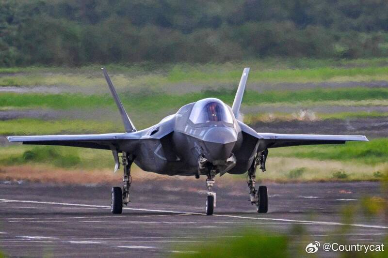 【美军战机多米尼加外海击沉运毒快艇】海外新鲜事 多米尼加共和国缉毒局与美国官员2