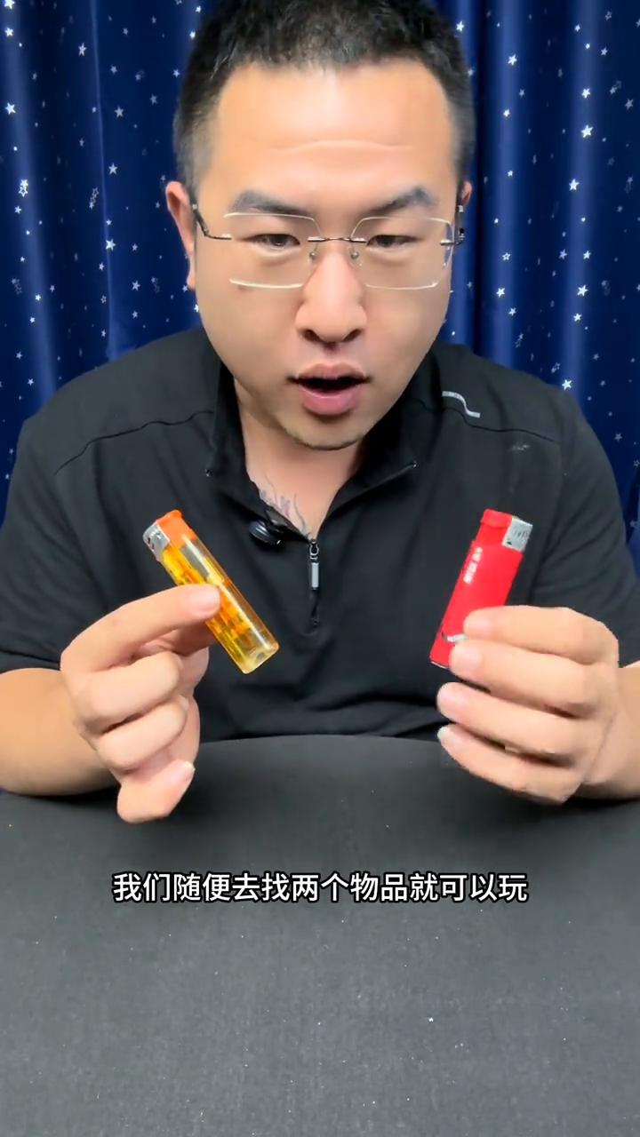 吃饭时表演绝技：掌心穿越幻术。
大家好，这是一个非常有趣的小游戏，随便去找两个物