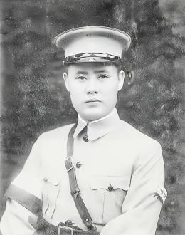 1949年1月，北平和平解放前夕，傅作义宣布起义时，第四兵团司令李文当场摔军刀放