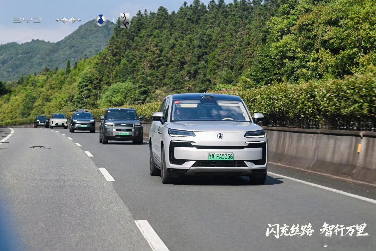 如果把时间拨回两千年前，丝绸之路上的远行，靠的是驼铃、车马和漫长等待。而今天，我