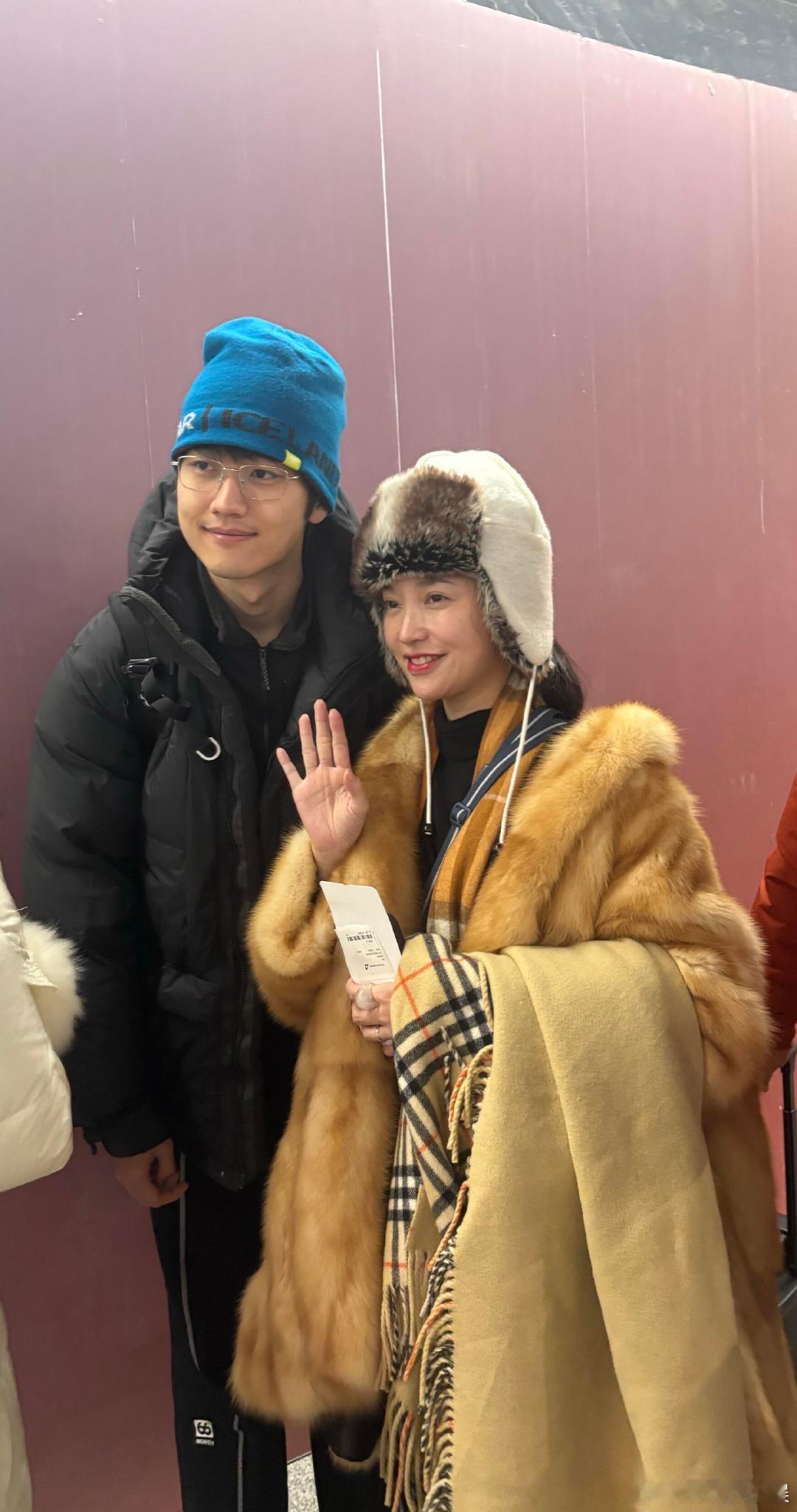 冰岛偶遇了金莎孙丞潇网友冰岛偶遇金莎孙丞潇网友冰岛偶遇金莎孙丞潇，两人很登对，求