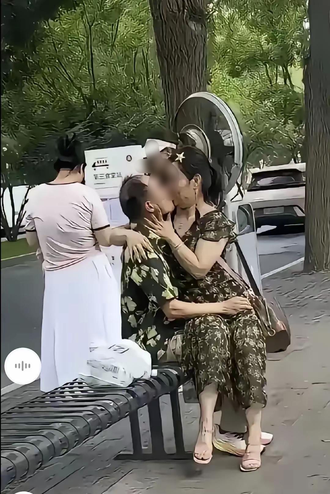 你觉得这是原配夫妻吗？我觉得这应该不是原配夫妻，若是原配夫妻，这么老了，早都没有
