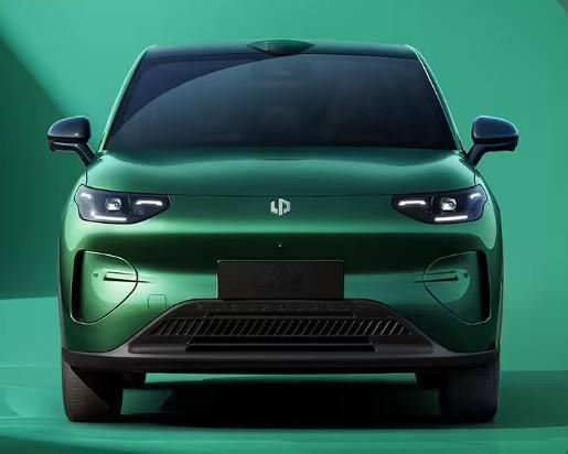 零跑A10在本届广州车展迎来首秀！
颜值：新车外观采用“微笑”灯语设计，前后大灯