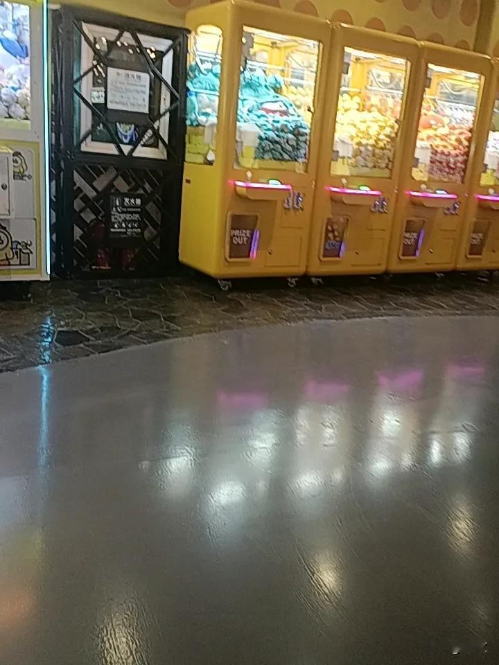 无聊来商场里吹空调，这看似平常的举动，却引发诸多讨论。有人觉得在商场蹭空调是抠，