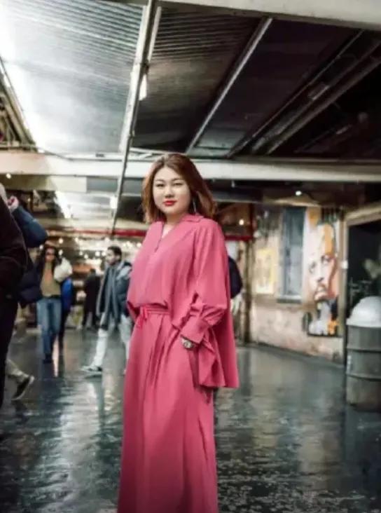 当舆论还在用「大码女王」的标签为她筑起高墙，杨天真却以轻盈之姿踹翻尺码的囚笼。这