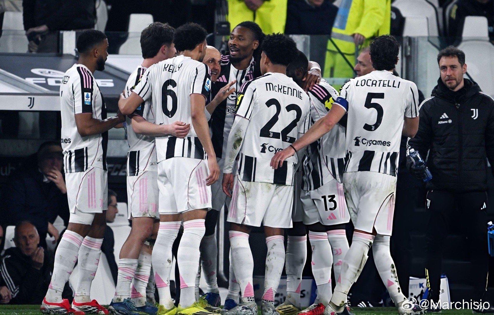 小小图拉姆进球后，大家拥抱了今天过生日的斯帕莱蒂，团结就是力量！ 尤文图斯尤文图