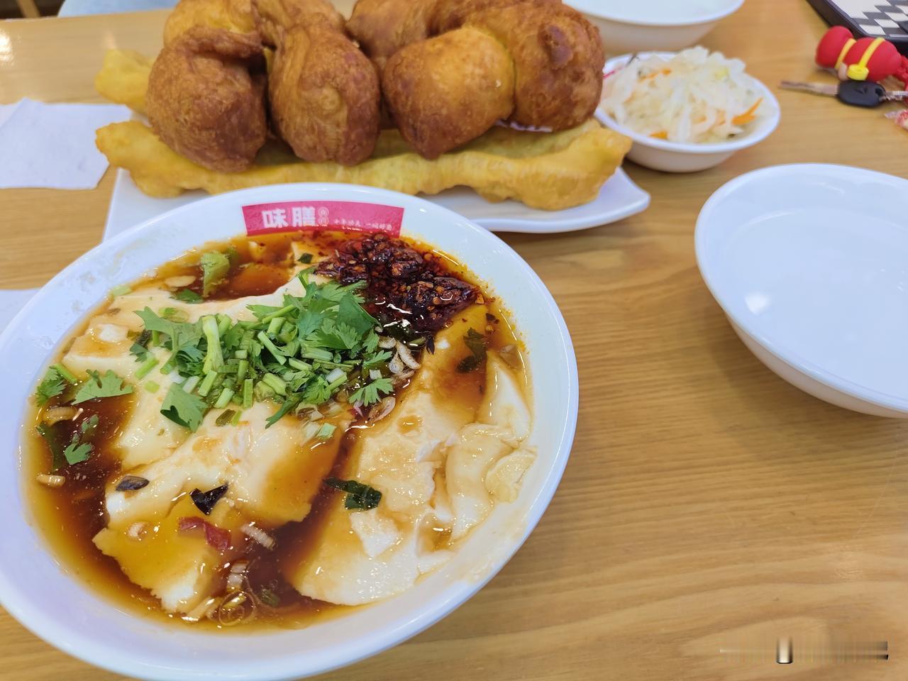 大同人喜欢吃什么早餐一碗豆腐粉，一个豆沙再加一碟小咸菜。这就是大同人最爱的早餐。
