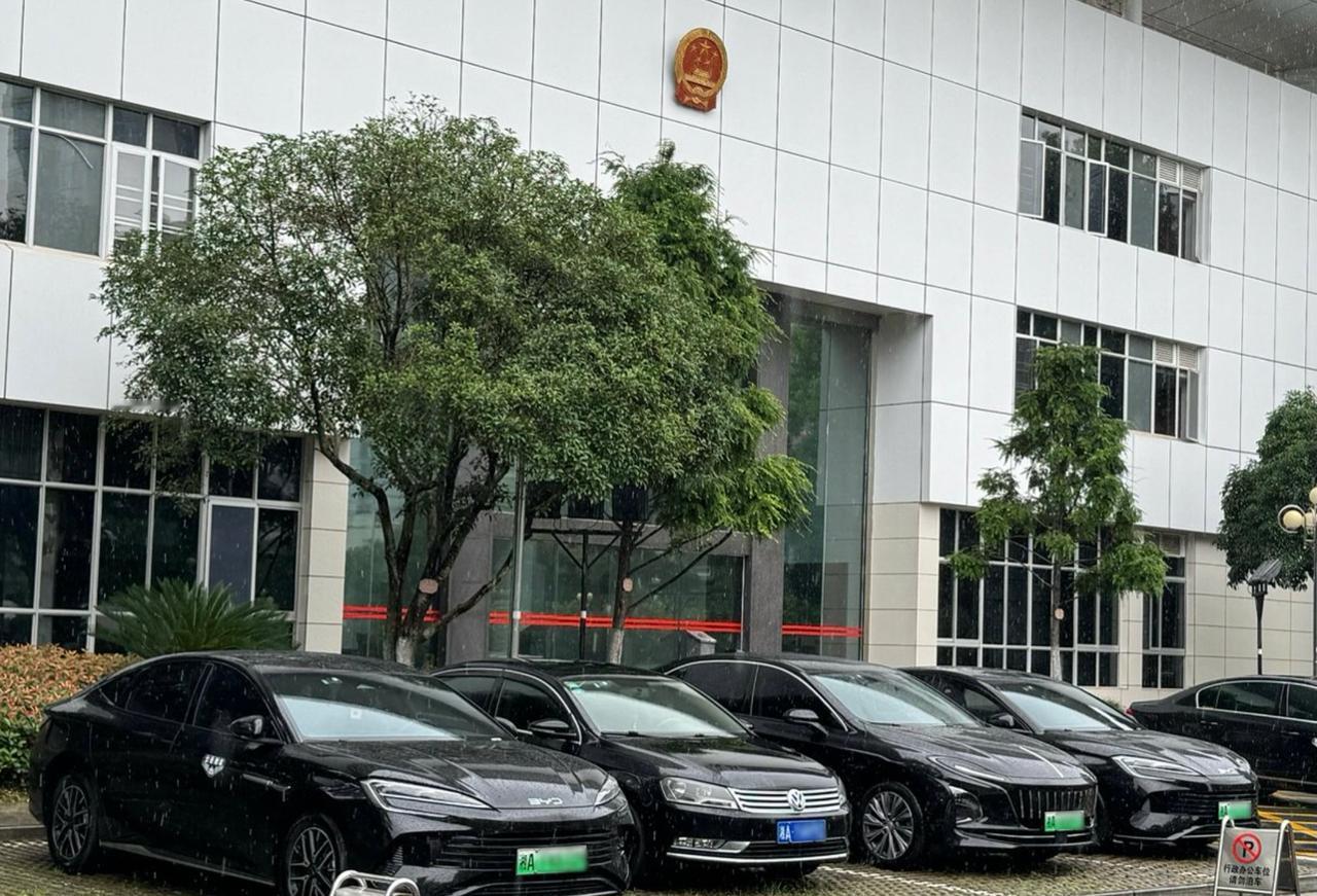 政府大院停满比亚迪！公务员通勤新风尚来了


清晨的机关大院里，悄悄多了个新景象