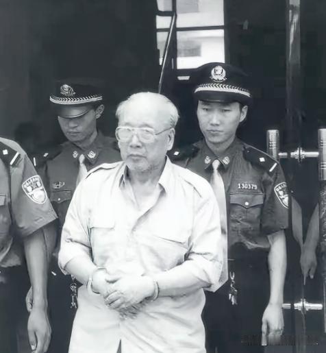 1999年，检察人员一脚踹开大门，一个古稀老头正在寡妇床上休息，只见他淡定提起裤