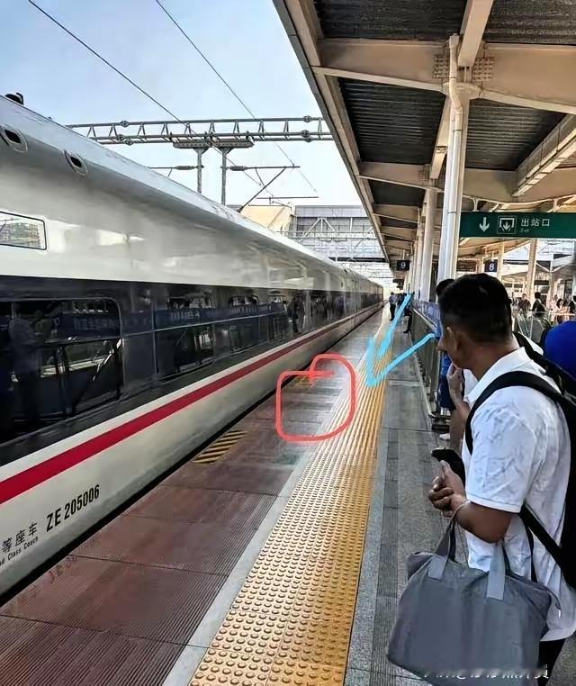 看完南宁火车站跳轨事件之后，有的人当场就吐了，有的人大哭不止，在场的人们也都惊呆