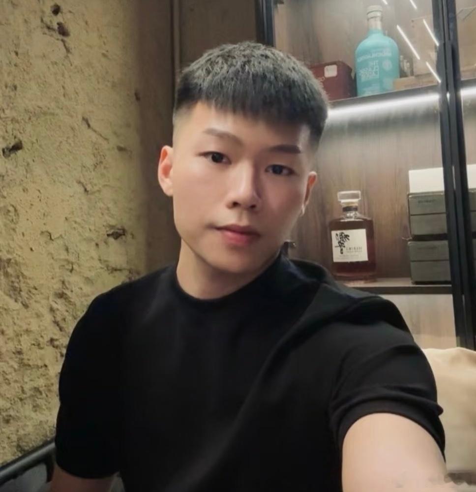 陈泽说现实谁不想看几集短剧啊 俩人直播抢话抢得不亦乐乎，聊短剧比演短剧还精彩，全