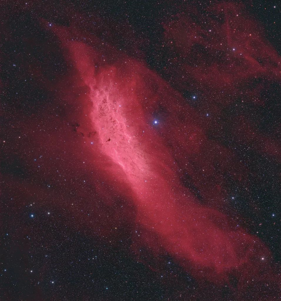 加利福尼亚星云又名NGC 1499，这个经典的发射星云长约100光年。加利福尼亚