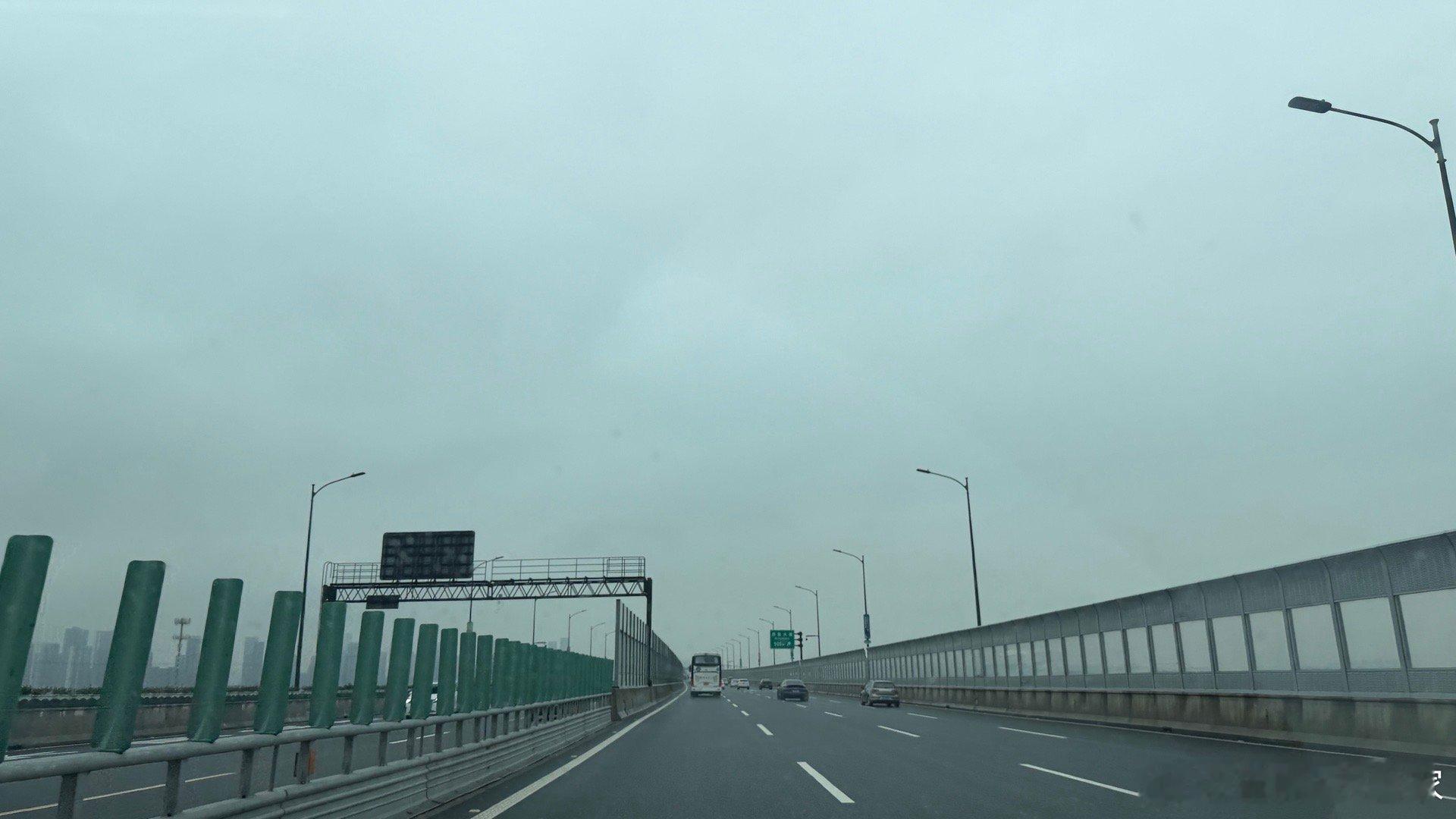 到杭州了，晚上零跑“拉风5”的“应援见面握手会”[偷笑]感觉零跑好像是萧敬腾的车