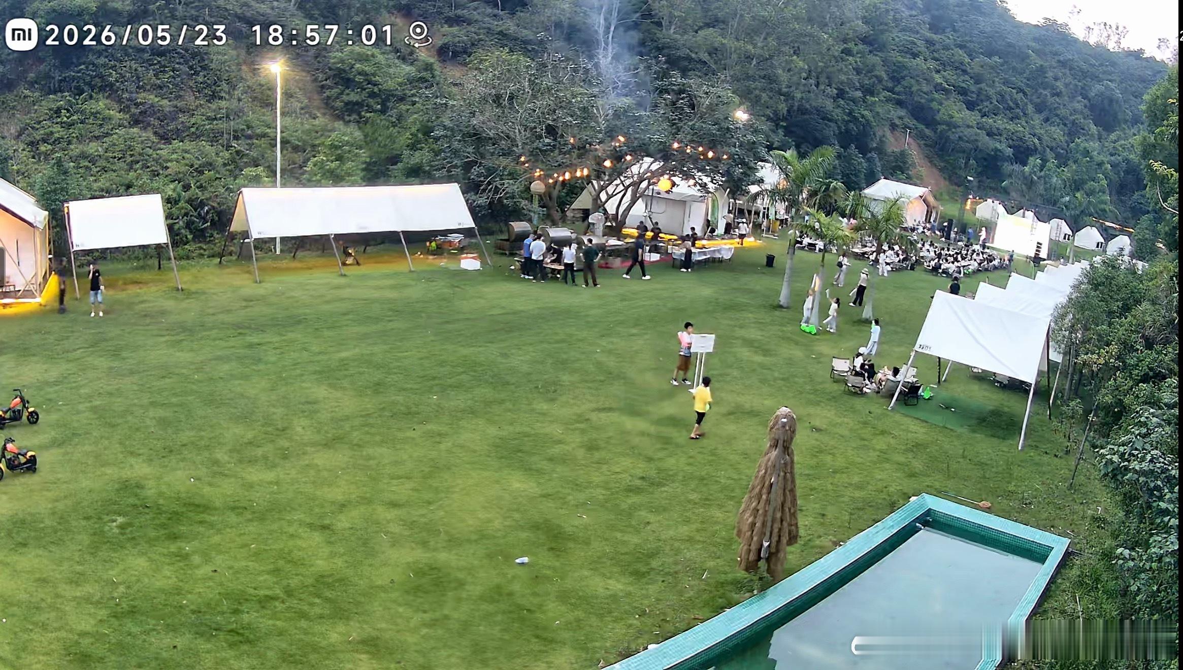 今天很野上个月改签到今天的250人团建看起来很热闹。 吐鲁番
