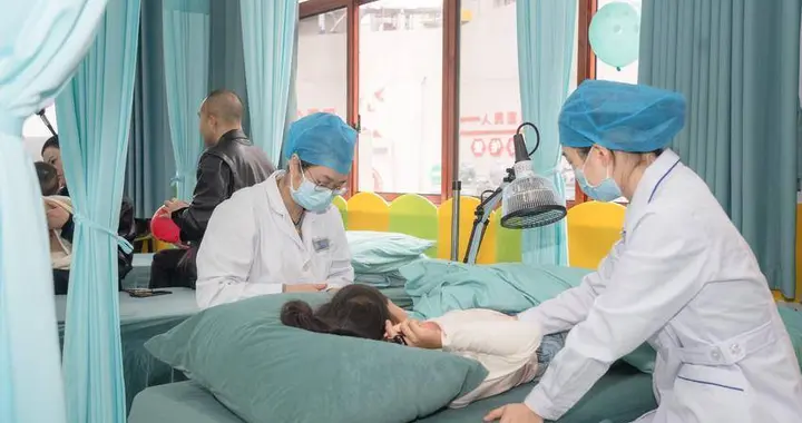 咸丰县人民医院小儿推拿中心开诊 三大流派护航“绿色治愈”