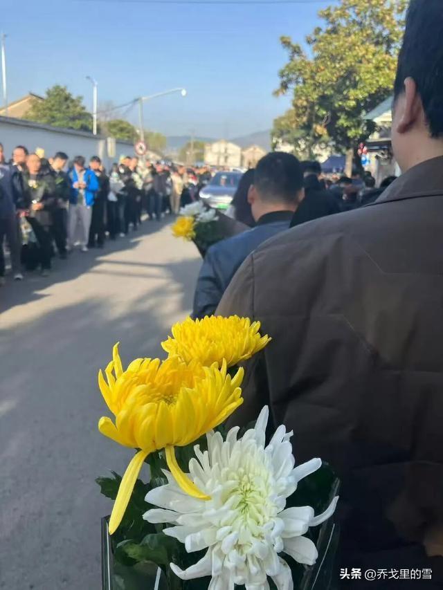 张雪峰这么年轻就走了，实在太可惜了，不过他没有白在世上走一遭。

他的葬礼上，得