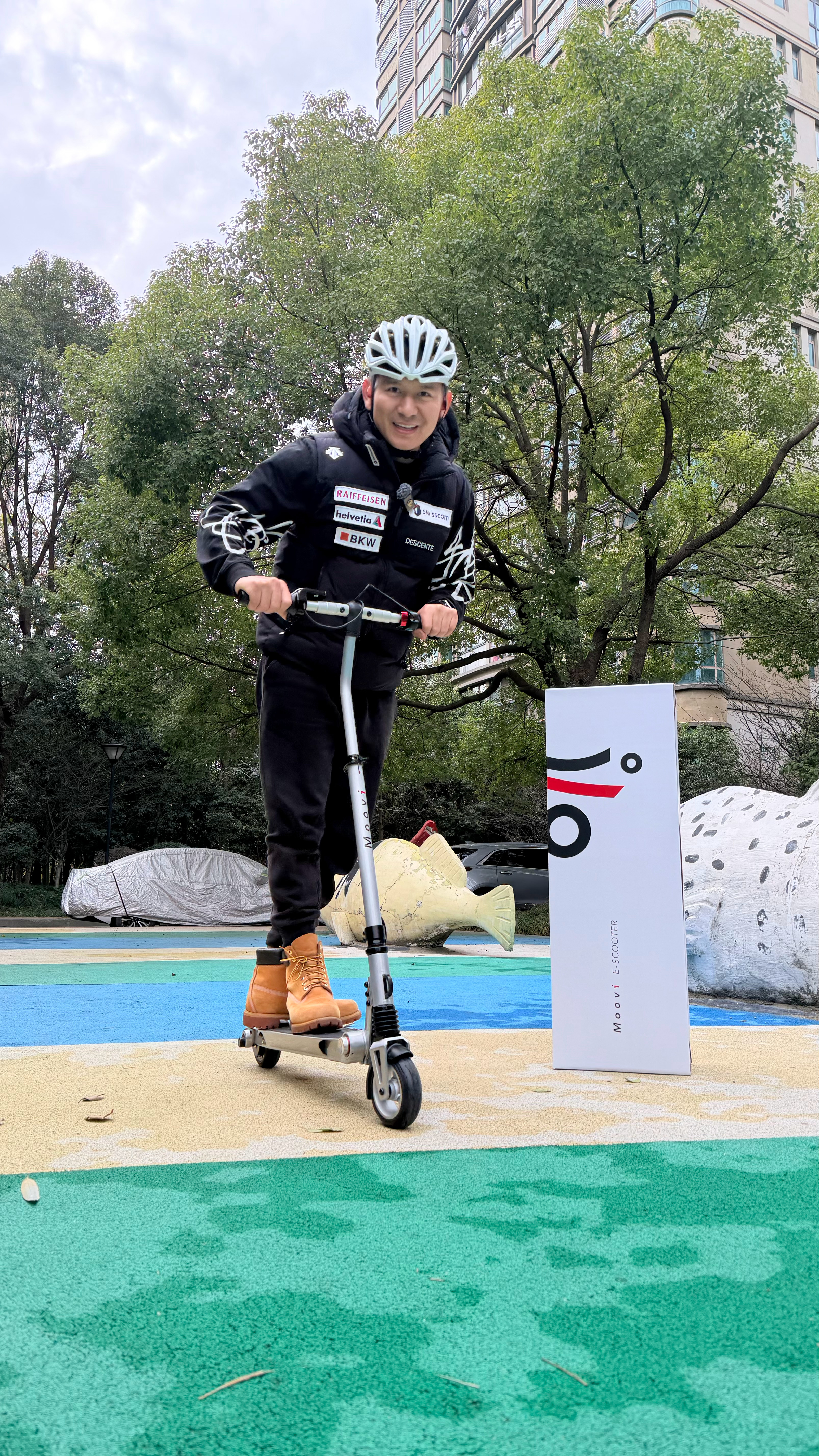 我最近一直骑的一台两轮Moovi E-Scooter 电动滑板车moovi骑行