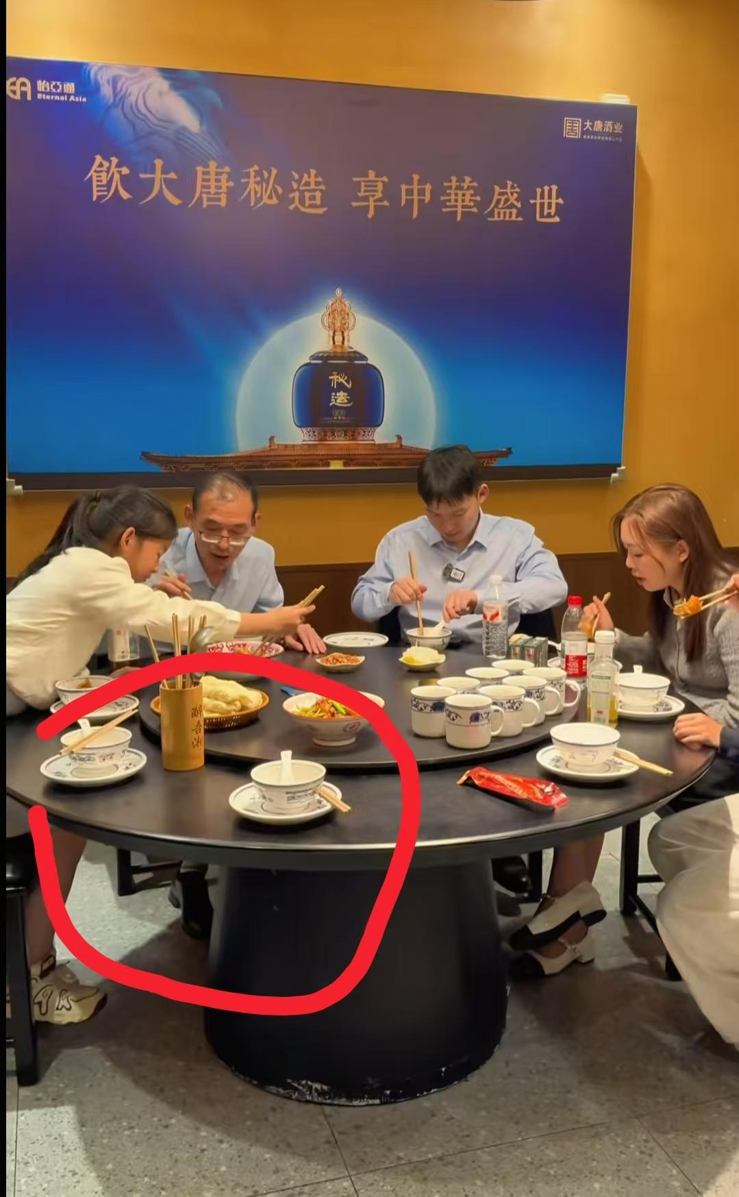 我预料到了老谢接回浩男一定会聚餐遛娃
也预料到了小妹一定会来的
万万没想到小妹的