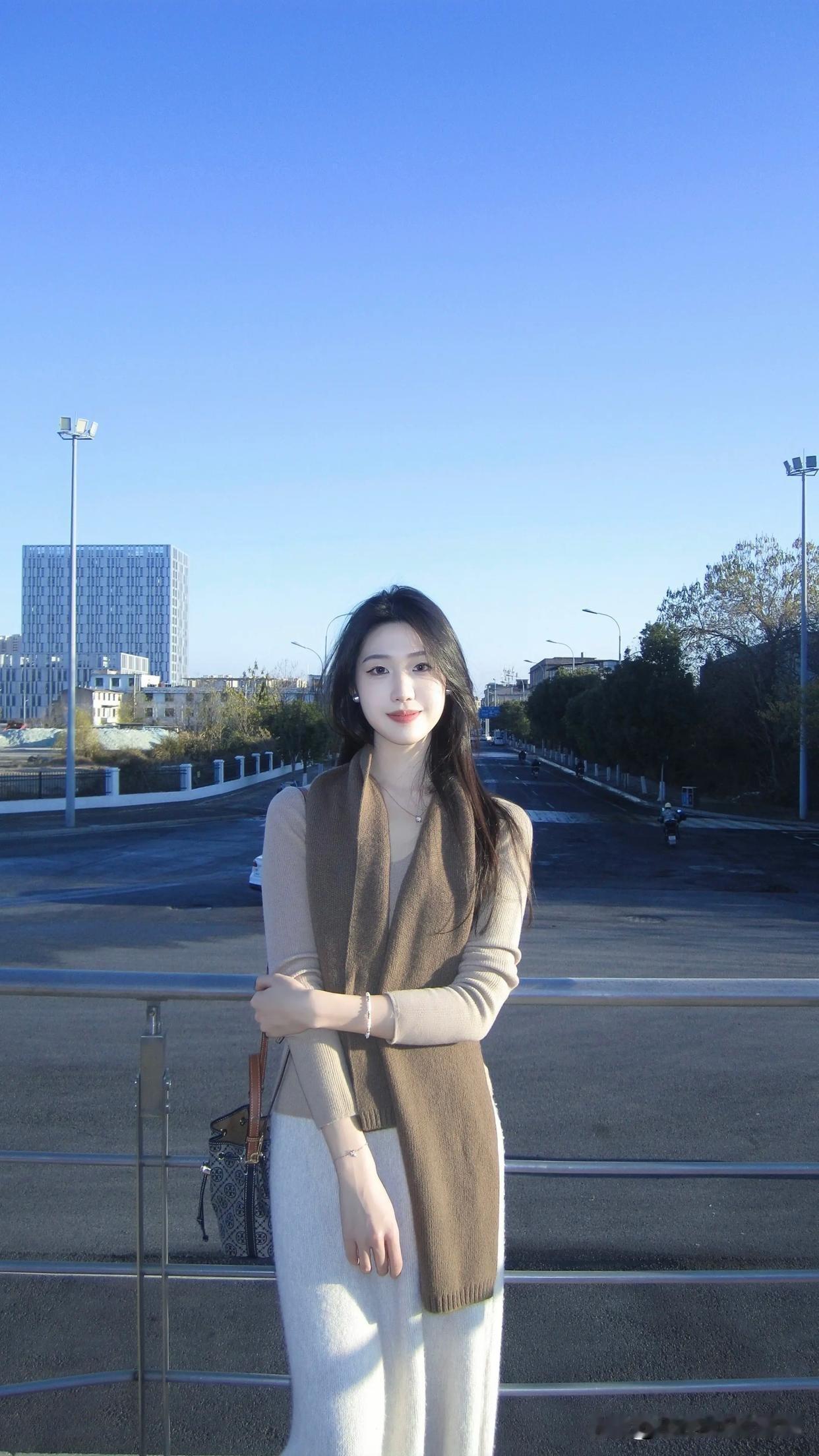 秋日已至，日夜温差大，温暖毛衣加针织背心的搭配简直是出街神器！
毛衣背心的叠穿玩