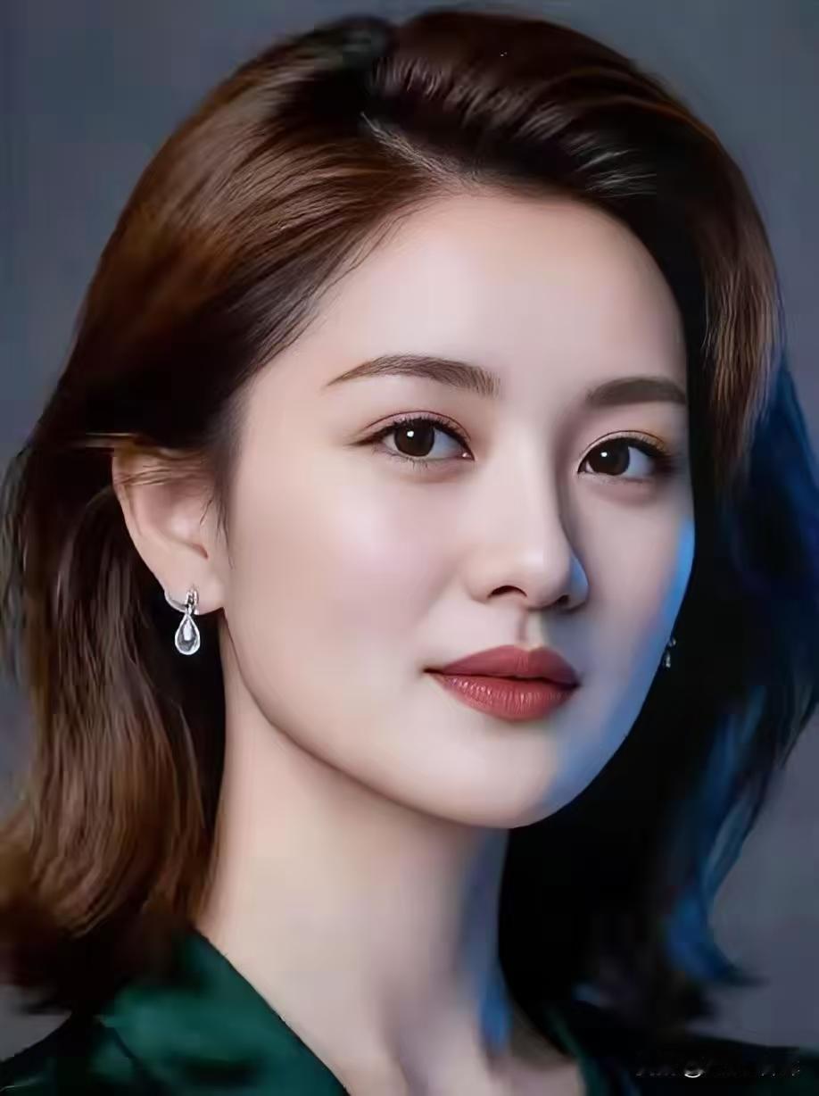 清江引·人间温柔
耳珰轻摇如露坠，
绿衣温情汇。
眼波藏夜星，
光影凝香臂。
无