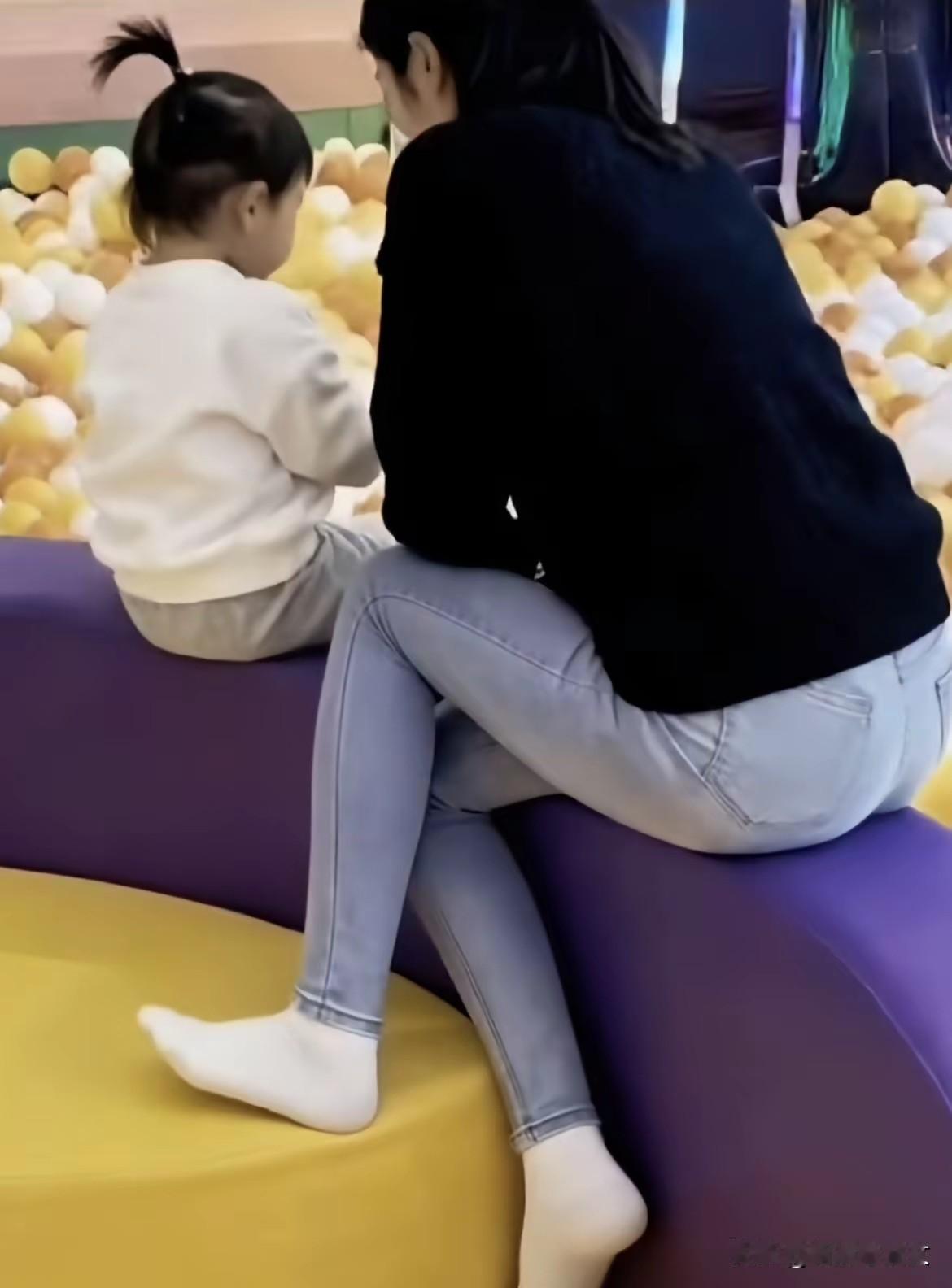 我问一个问题：
有多少人看到这双白袜子的时候，感觉到这双脚都会是香的？

在现实