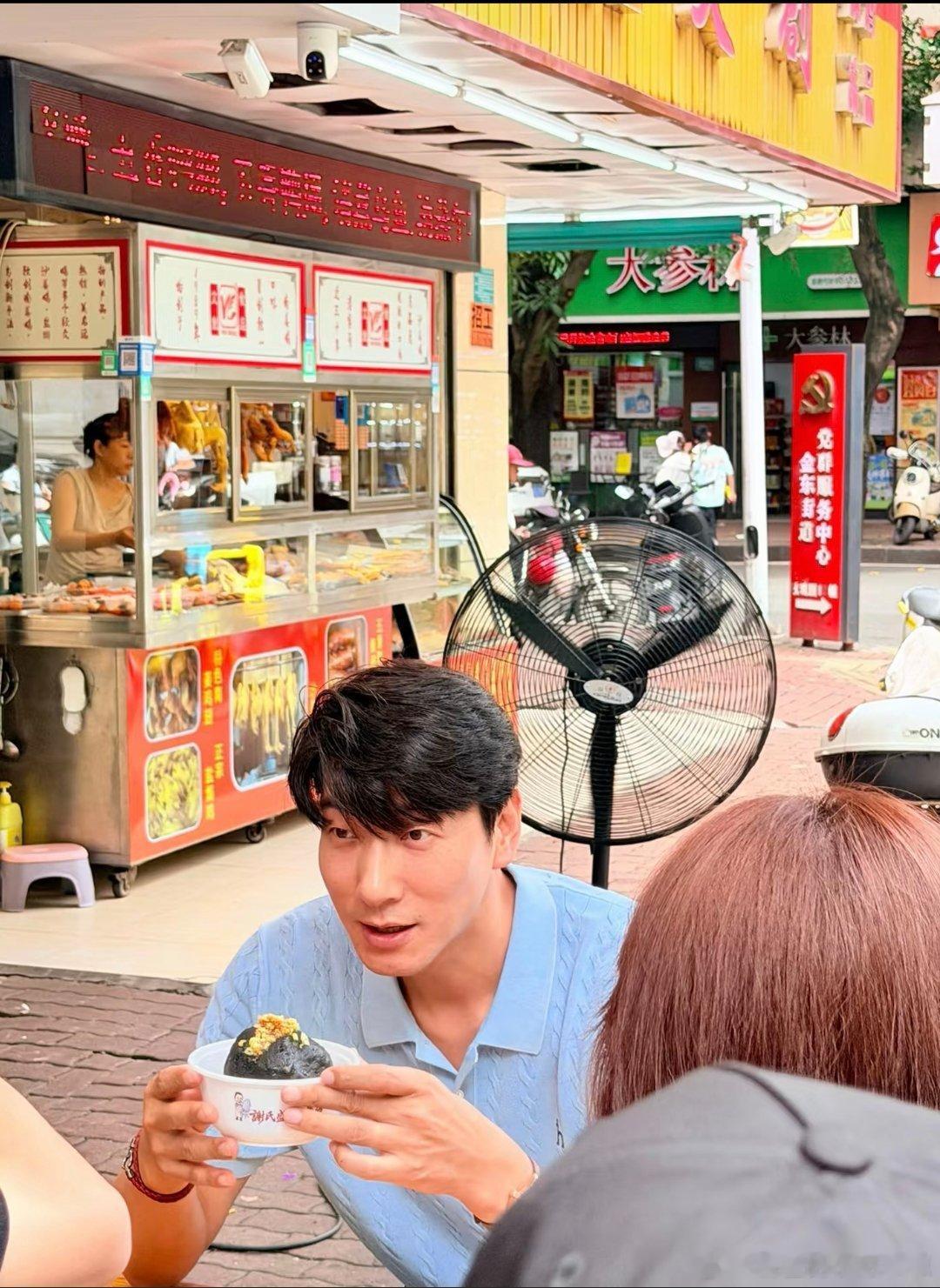 路人问张亮是不是卖麻辣烫的哈哈哈哈试问谁没疑惑过张亮