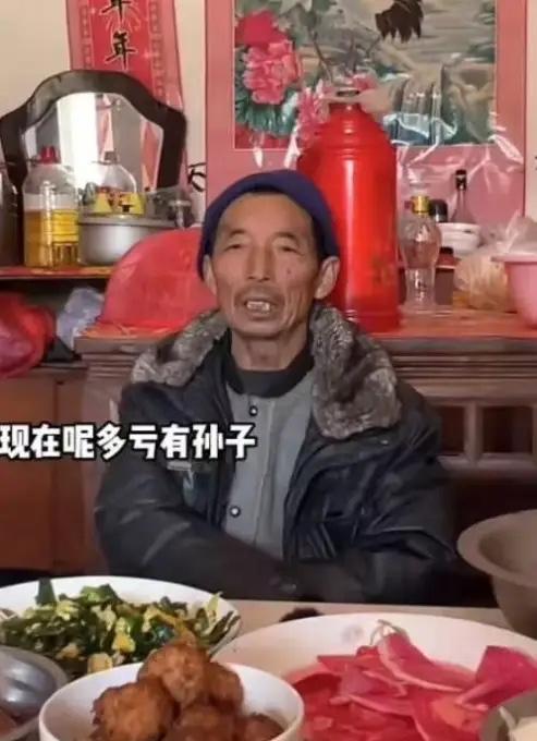 泪目！儿子意外触电身亡，儿媳丢下孩子后改嫁，但老父亲却对儿媳百般感激，他说：“我