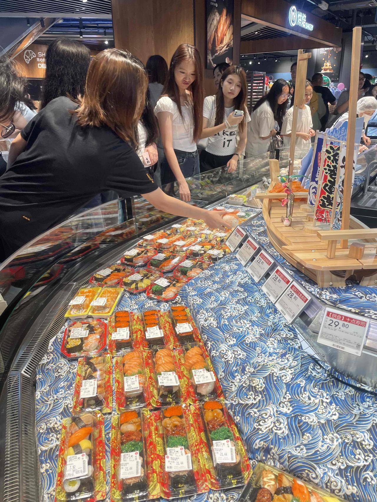 在热闹的寿司店，新鲜寿司等你来尝！🍣🎉