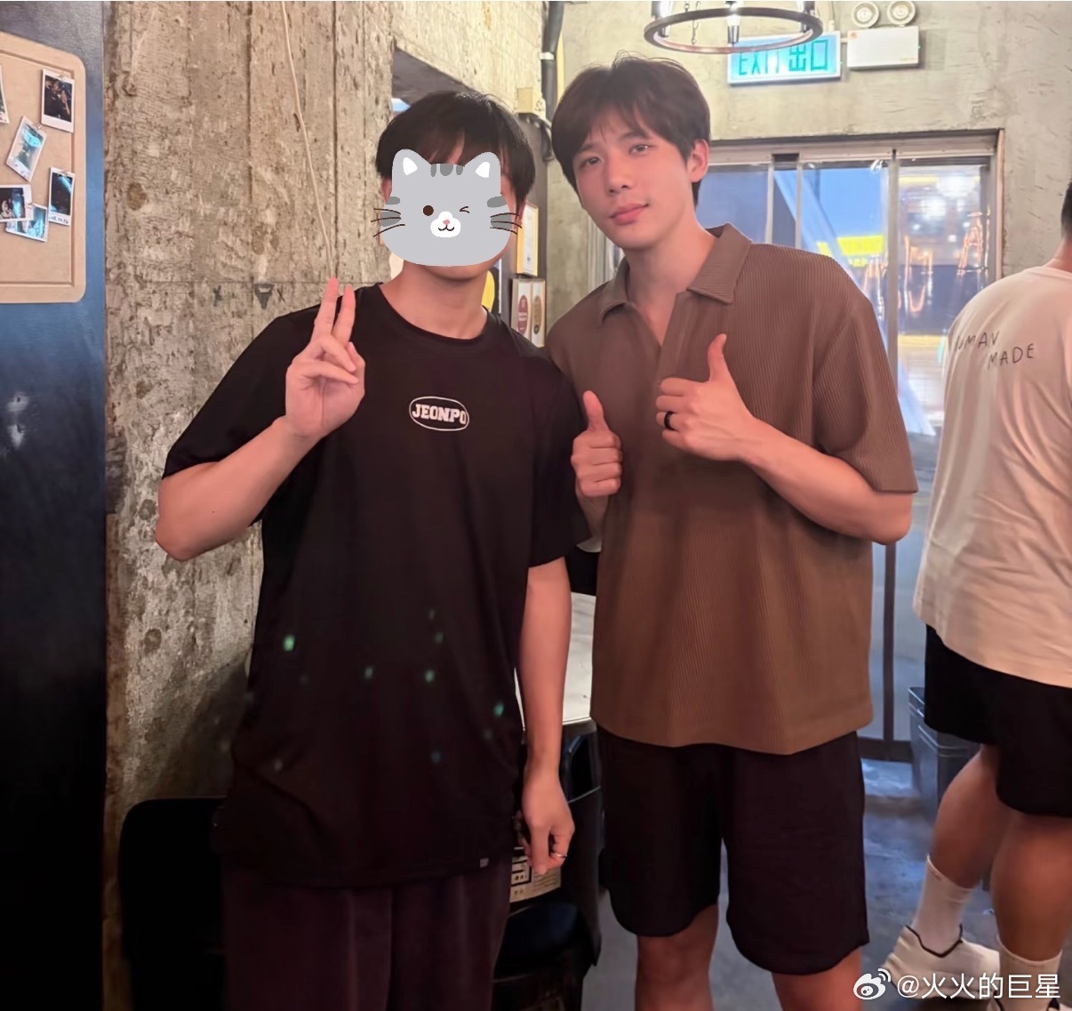 老王哥怎么走到哪里合影合到哪王安宇跟烤肉店店员合影王安宇和烤肉店店员合影