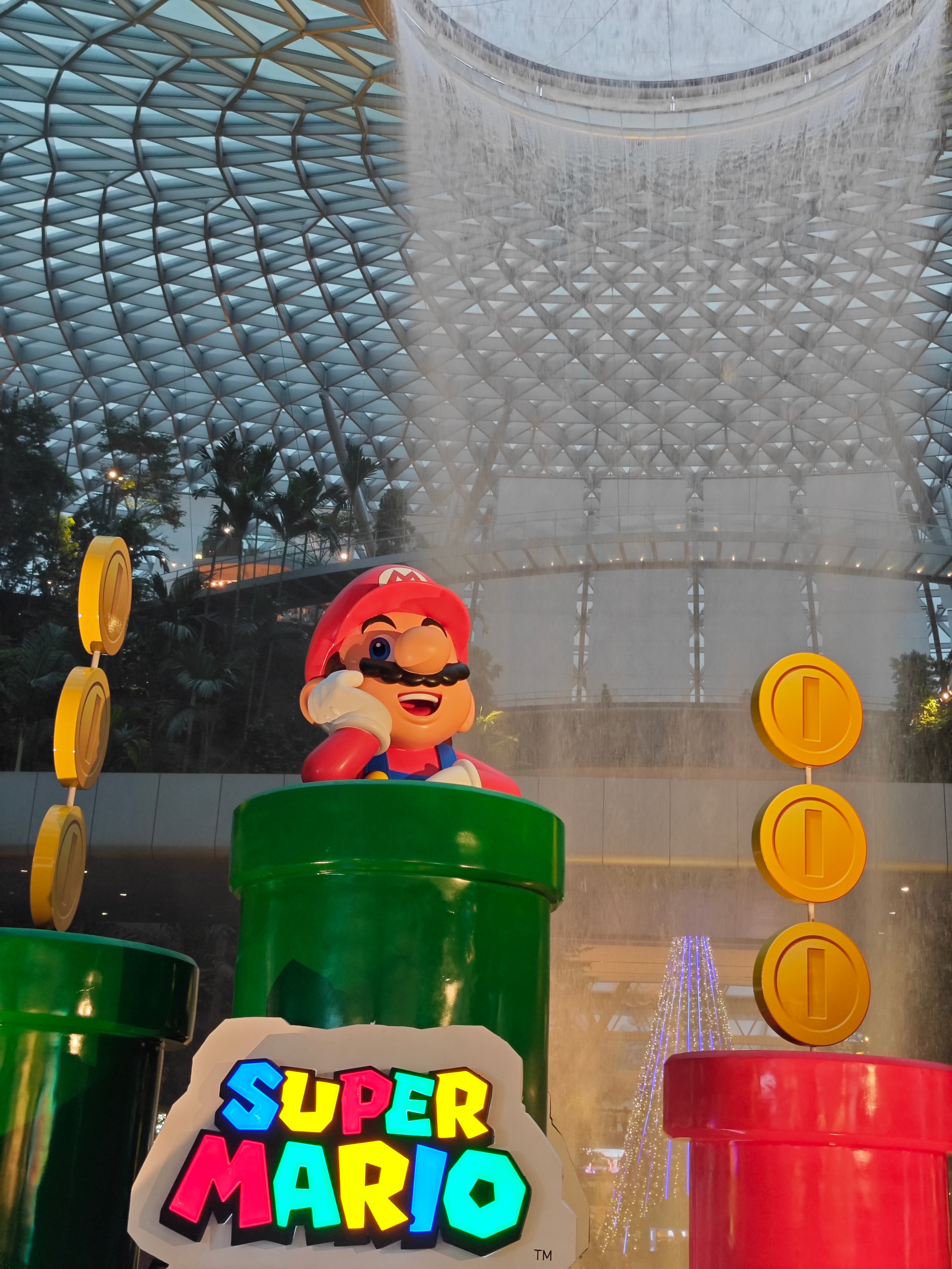 任天堂新加坡樟宜机场快闪店，人巨多要提前预约或排队一个多小时进店，想支持但看了价