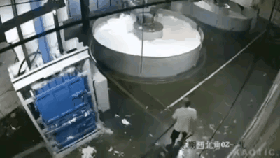这画面看起来是非常提心吊胆的，这个人爬进去的时候，就感觉有些不太对劲，好像不符合