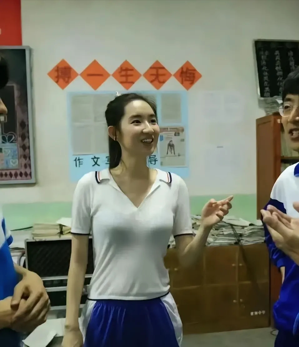 谁家高中生校服这么tou啊，这简直太离谱了 