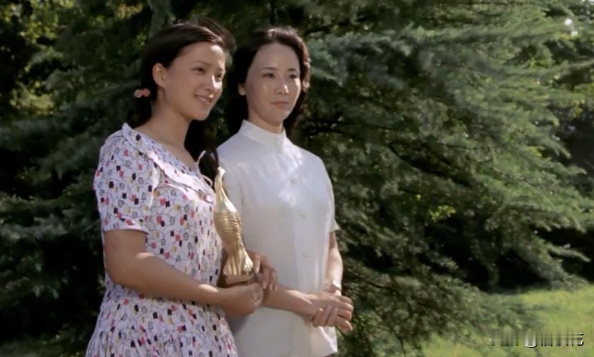 那年何晴20岁，一身碎花裙衬得她淑女一枚，小麦肤色的她散发着健康朴素的美。