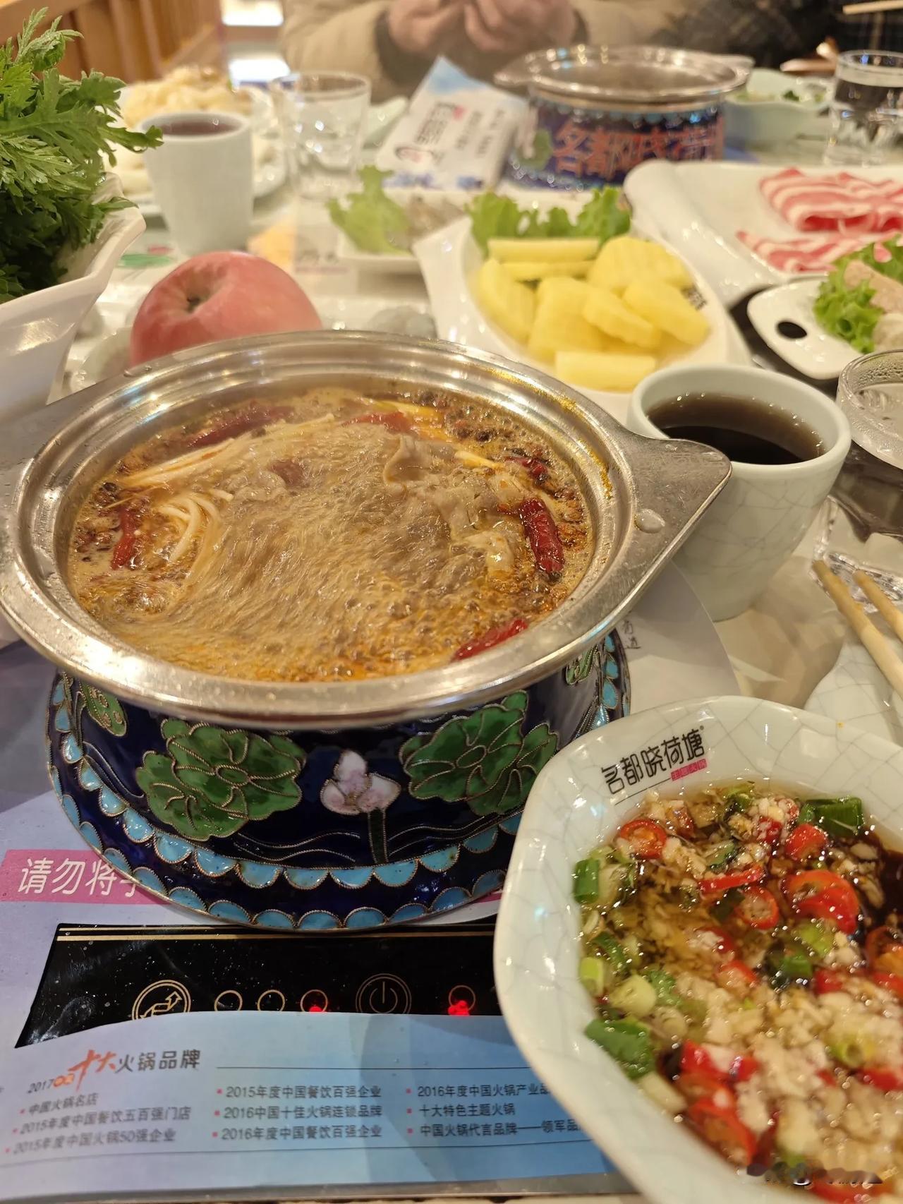 晒图笔记大赛名都晓荷塘主题火锅(金州店)，算得上是大连金州区的老品牌了，人气还是