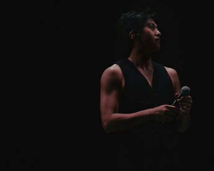 邓超碰上了最懂自己的节目组 邓超暖心助阵好友综艺，节目组懂他精髓，“不明生物”称