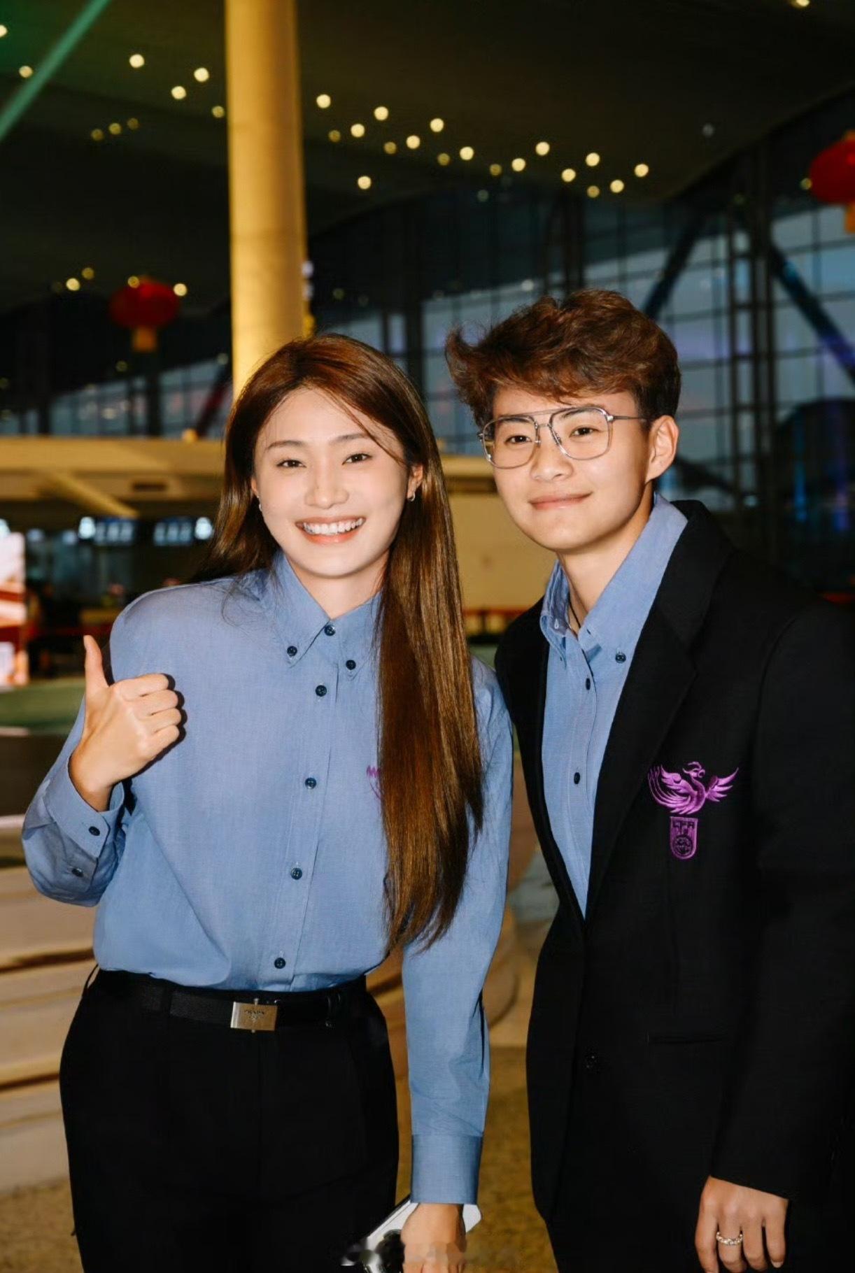 从发色到衣着都很般配。。 