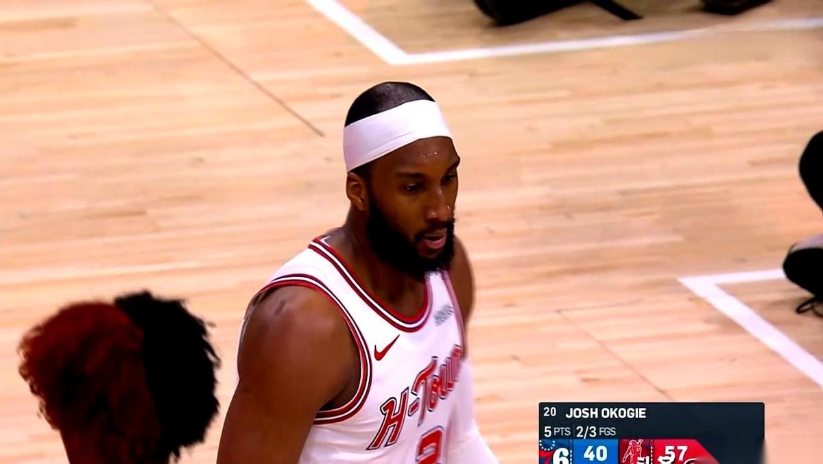 火箭队的奥科吉，今天算是把“信任”两个字，直接砸在了篮筐里。
主帅乌度卡大手一挥