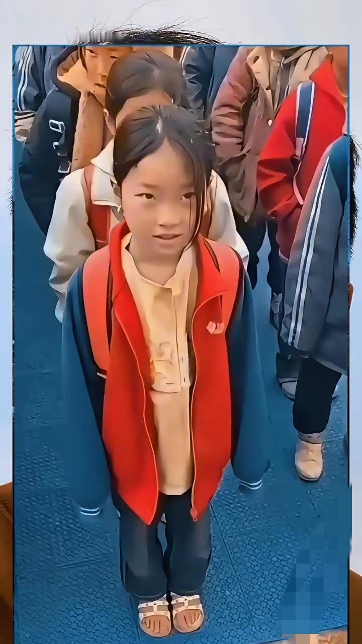 谁看了不心疼？贫困山区孩子冻着脚上学的样子，

比任何画面都戳心，难怪大家都呼吁