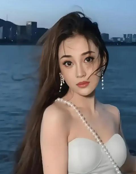 2018年，吴秀波包养了陈昱霖足足7年，之后玩腻了厌倦了，便提出分手。陈昱霖索要
