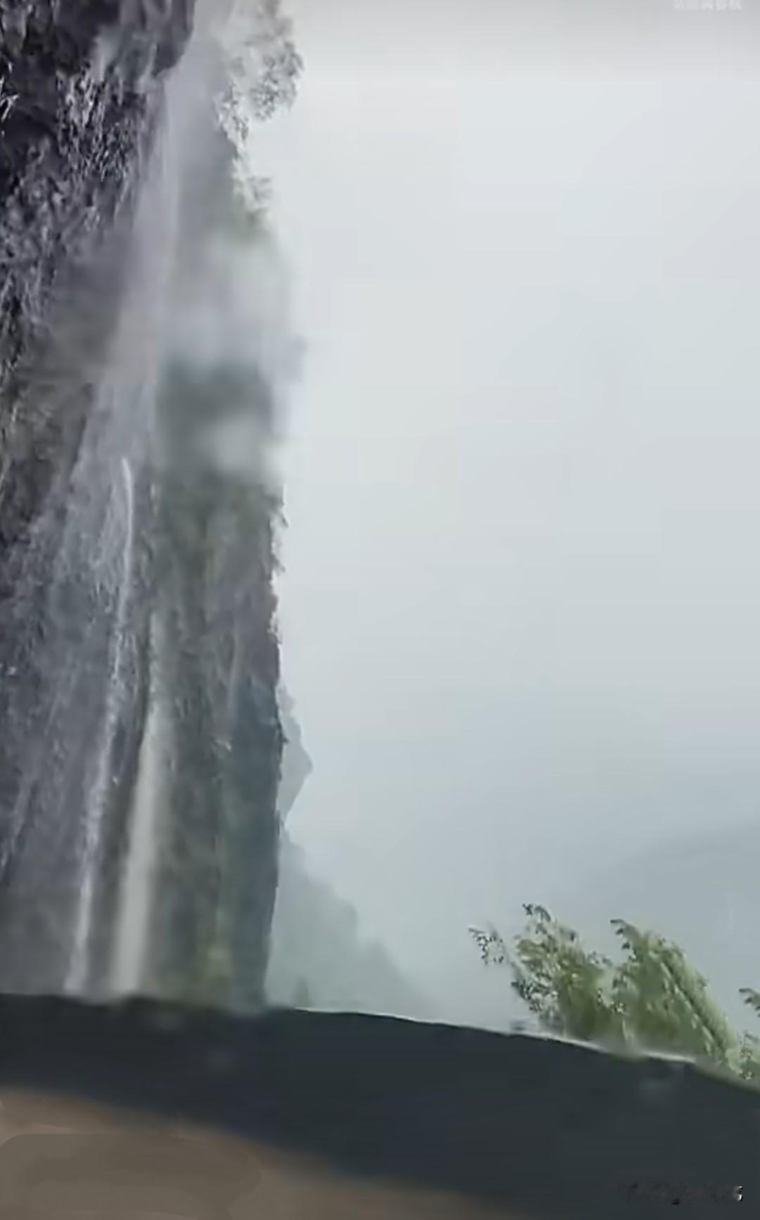 湘西一男子发视频称，自己开车几十年，第一次遇到这种特大暴雨。
当时男子走在盘山路