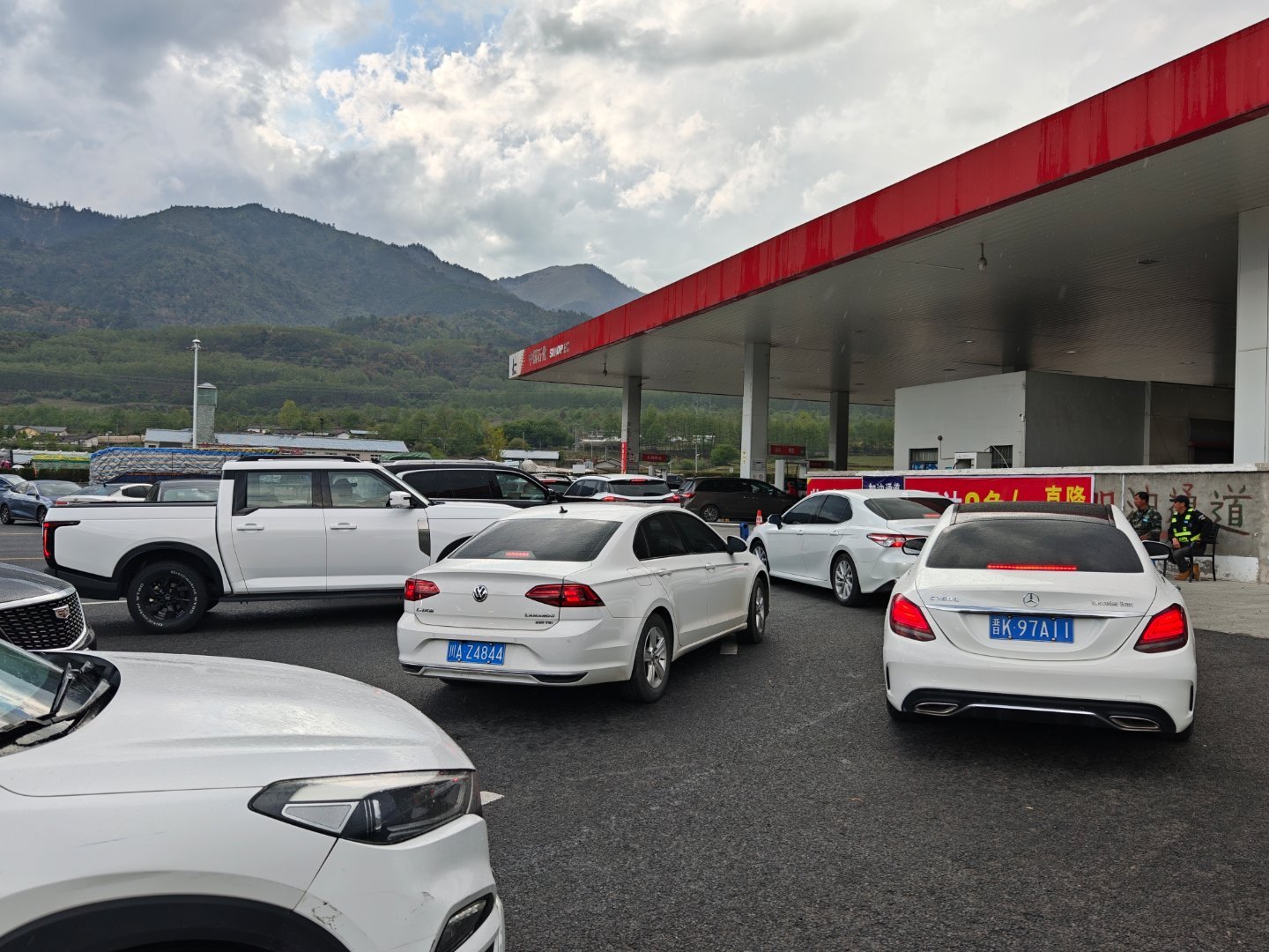 油车补能也不靠谱啊，加油排队绕三圈。汽场全开大v聊车 ​​​