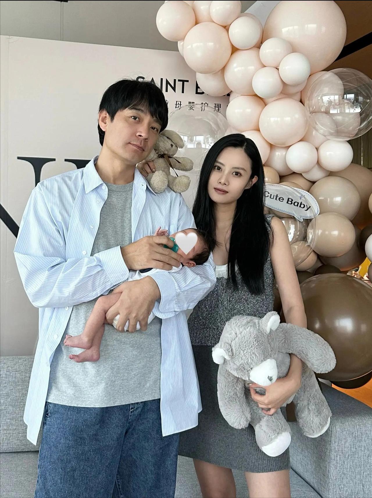 42岁李光洁再当爹！喜迎二胎宝宝，晒全家福幸福洋溢，90后娇妻产后身材曼妙太吸睛